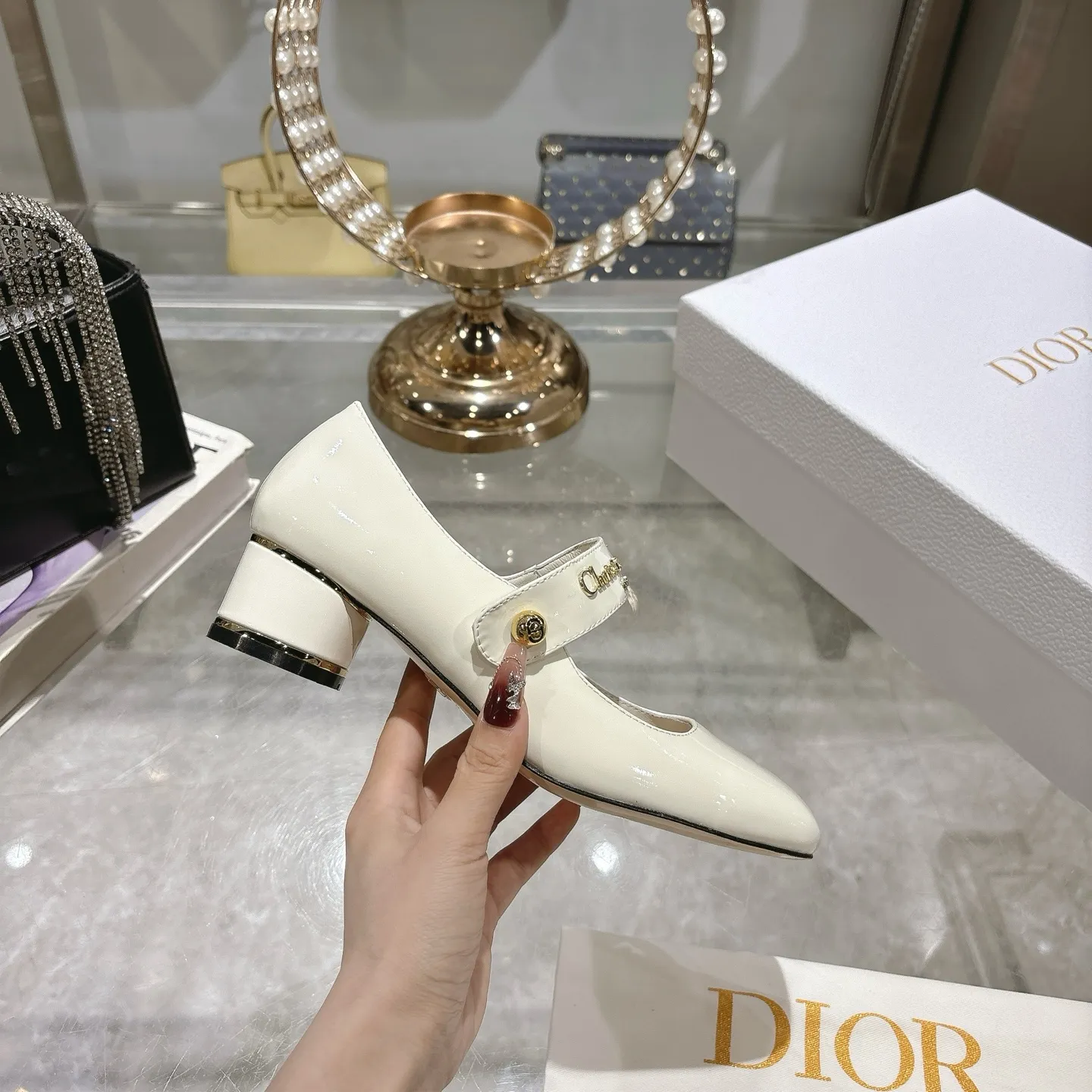 💕💕Factory direct selling price p560💕💕 💕25ss early spring new Dior Dior D-My hardware letter square toe high heels 👠This My Dior high heels are a new product in the 2025 spring and summer ready-to-wear series, showing exquisite elegance. Carefully crafted from cow leather, it is embellished with gold buckles and a metallic Christian Dior Paris logo, making it highly recognizable and highlighting Dior's extraordinary craftsmanship. Graphic style heels complement each other, making the fashionable design more elegant. Upper: cow patent leather. Inner foot pad: sheepskin. Sole: Italian genuine leather outsole. Heel height: 4cm 7.5cm. Size: 35-39 (34.40.41. Customized items are non-refundable)